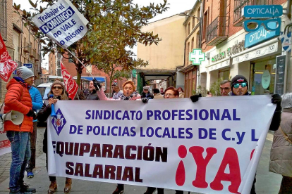 Agentes y familiares, ayer en la concentración ante el Ayuntamiento.-EL MUNDO