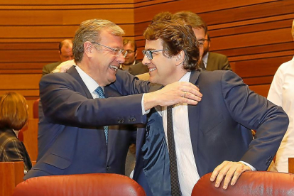 Antonio Silván y Alfonso Fernández Mañueco se abrazan instantes de comenzar el Pleno de las Cortes.-J. M. LOSTAU