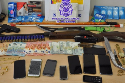 Objetos intervenidos a los narcotraficantes de Medina del Campo.- E. PRESS
