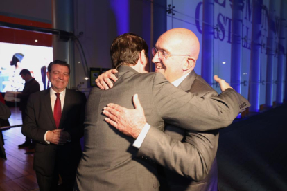 Alfonso Fernández Mañueco, presidente de la Junta de Castilla y León, abraza a  Jesús Julio Carnero, alcalde de Valladolid, en la gala de los Premios La Posada 2023 de El Mundo de Castilla y León. -PHOTOGENIC