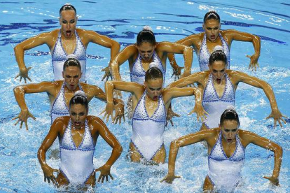 El equipo español de natación sincronizada, durante su ejercicio en los Juegos Europeos de Bakú.-Foto: REUTERS / KAI PFAFFENBACH