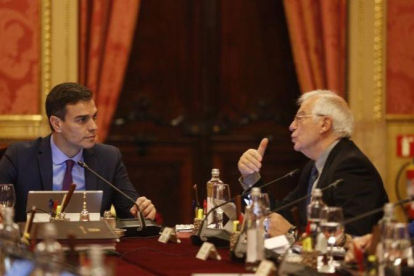 Pedro Sánchez y Josep Borrell, en el Consejo de Ministros de Barcelona.-ALBERT BERTRAN
