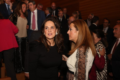 La presidenta de Edigrup, Adriana Ulibarri, y la delegada del Gobierno en Castilla y León, Virginia Barcones, en la gala de los Premios La Posada 2023 de El Mundo de Castilla y León. -PHOTOGENIC