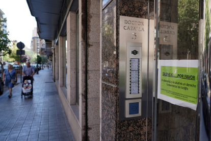Cartel pidiendo silencio en un portal de la zona de copas de San Miguel de Valladolid. ICAL