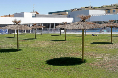 Zona verde del Centro Deportivo La Almendrera, en Arroyo de la Encomienda-J. M. LOSTAU