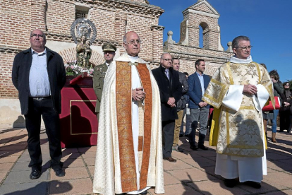 Blázquez preside la procesión de la Virgen de la Paz de LaSeca, ayer. En la imagen, ante el cementerio junto a autoridades.-José C. Castillo