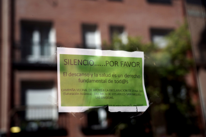 Cartel pidiendo silencio en un portal de la zona de copas de San Miguel de Valladolid. ICAL
