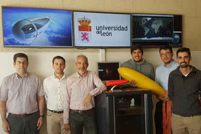 Luis Alberto Escapa, Diego Domínguez, Jesús Gonzalo, Adrián Celada, Deibi López y Kevin Arias en las instalaciones de la Universidad de León.-EL MUNDO