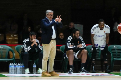 Paco García da indicaciones durante el Albacete - UEMC RV Baloncesto. / LOF