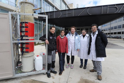 El equipo que dirige Victorino Díez posa con el prototipo del biorreactor que han desarrollado, antes de transportarlo para realizar las pruebas fuera del laboratorio.-ISRAEL L. MURILLO