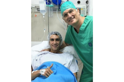 Àlex Rins, junto al doctor Xavier Mir tras la operación.-PÁGINAS AMARAILLAS MEDIA