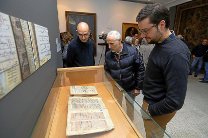 Exposición de documentos del Archivo Simón Ruiz, del que forma parte la Escritura de Concordia que se presentará hoy en el Museo de las Ferias.-J.M. LOSTAU
