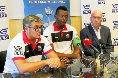 Paco García, Gullit Mukendi y Mike Hansen, ayer en la presentación del jugador congoleño en Pisuerga.-J. M. LOSTAU