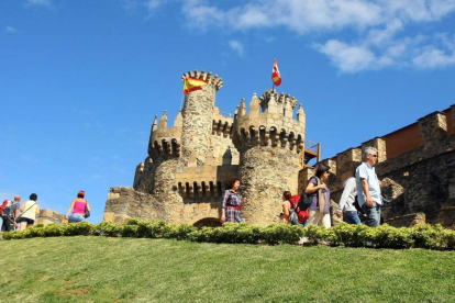 Turistas visitando el Castillo de los Templarios de Ponferrada (León)-Ical