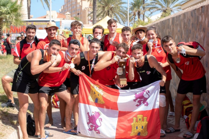 Selección de Castilla y León juvenil masculina de balonmano playa. / EL MUNDO
