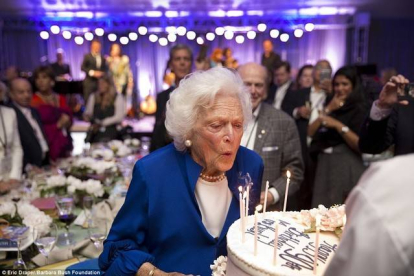 Barbara Bush sopla las velas de su 90 aniversario.-Foto:   Eric Draper / Barbara Bush Foundation