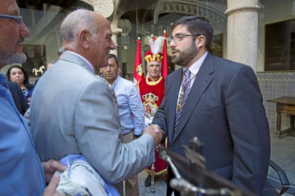 El expresidente de la Diputación, Agustín González, de la enhorabuena a Sánchez Cabrera.-R.G.:Ical