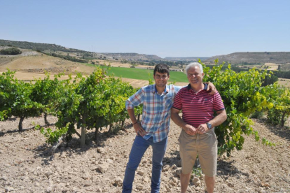 Javier Vallejo, padre e hijo, en el viñedo del pago de Guademella, con Tórtoles de Esgueva al fondo. En las fotos pequeñas, casona que acoge la bodega, sala de crianza y otra de los viñas familiares-I. M.