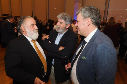 El periodista Javier Pérez Andrés (izquierda) al lado de Arturo Pinto (centro) en la gala de los Premios La Posada 2023 de El Mundo de Castilla y León. -PHOTOGENIC