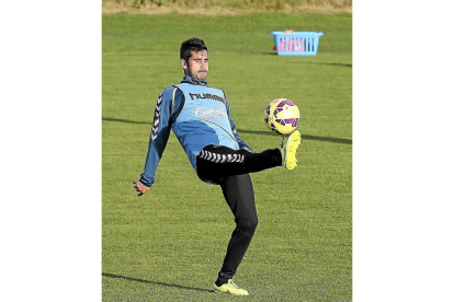 Lluís Sastre controla un balón durante el entrenamiento vespertino de ayer del Real Valladolid-CÉSAR MINGUELA