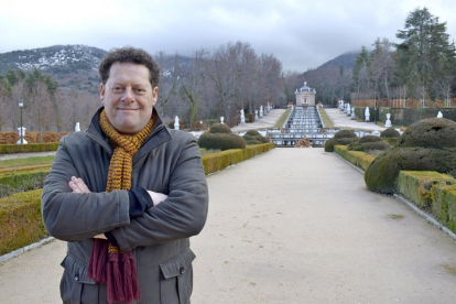 Eduardo Juárez, en los jardines del Palacio de La Granja, localidad segoviana de la que es cronista oficial desde hace seis años.-ARGICOMUNICACIÓN