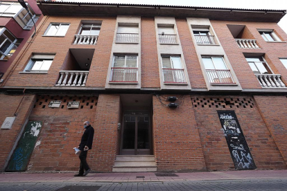 La vivienda en la que ocurrieron los hechos ubicada en la calle Vegafría en el barrio vallisoletano de Delicias. PHOTOGENIC / PABLO REQUEJO
