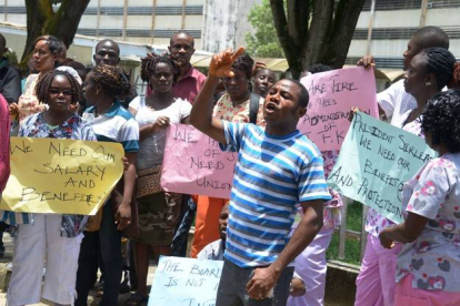 Trabajadores del hospital ohn Fitzgerald Kennedy, de Monrovia (Liberia) se manifiestan.-Foto: AFP / DOMINIQUE FAGET