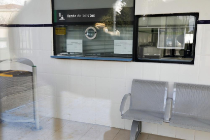 Pese al anuncio, la taquilla de la estación de Viana de Cega permaneció ayer cerrada.-J.M. LOSTAU
