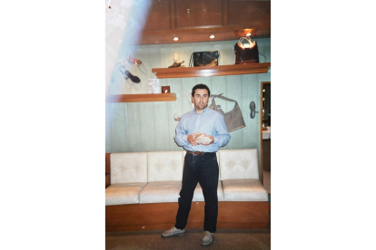 Emilio Prieto en la zapatería en los 90. - FOTO CEDIDA POR LA FAMILIA PRIETO