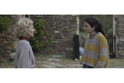 Marisa Paredes y Bárbara Lennie en un fotograma de la película ‘Petra’.-E. M.