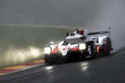 Fernando Alonso conduce el Toyota en Spa.-EFE / JAMES MOY