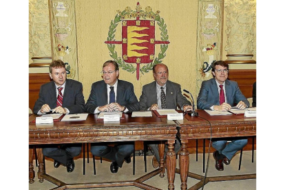 Javier Lacalle, Antonio Silvan, León de la Riva y Fernández Mañueco en el momento de la firma del convenio-J.M.Lostau