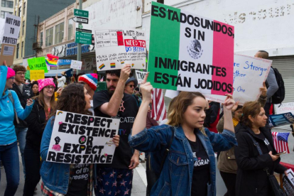 Manifestantes sostienen pancartas durante una protesta en Los Ángeles por el aumento de las redadas y las políticas antiinmigrantes.-FELIPE CHACON / EFE