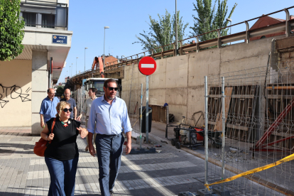 Óscar Puente visitando las obras de mantenimiento de Arco Ladrillo. E.M.