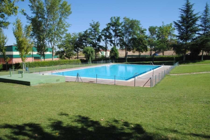 Recinto de las piscinas municipales de Castronuño, que este año no abrirán al público, según decidió esta semana el Ayuntamiento. E.M.