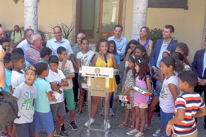 Wanaha se dirige al público en representación de los niños saharauis en la sede de la Diputación de Valladolid, ayer, junto a los menores acogidos este verano.-S. G. C.
