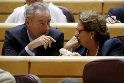Alberto Fabra y Rita Barberá, este martes, 1 de septiembre, en su primer pleno en el Senado.-JOSÉ LUIS ROCA