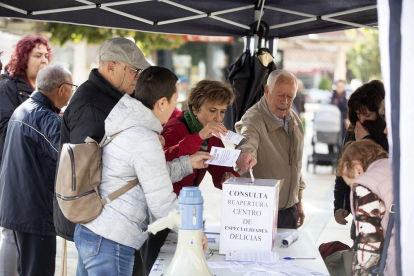 Varios vecinos del barrio de Las Delicias votan en la mesa ubicada en la Plaza del Carmen.-J.C.CASTILLO