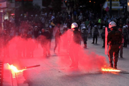 Enfrentamientos entre manifestantes y policía, esta madrugada frente al Parlamento griego, en Atenas.-AFP / LOUISA GOULIAMAKI