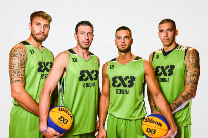 Vega, De la Fuente, Llorca y Martín con el equipo del Basket Girona de 3x3. / E. M.