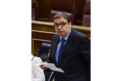 El ministro de Agricultura, Pesca y Alimentación, Luis Planas, en una Sesión de Control en el Congreso de los Diputados.-Bernardo Díaz
