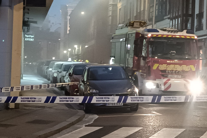 Imágenes de la actuación de los bomberos tras arder un turismo en la salida del parking de la Plaza Mayor de Valladolid. -E.M.