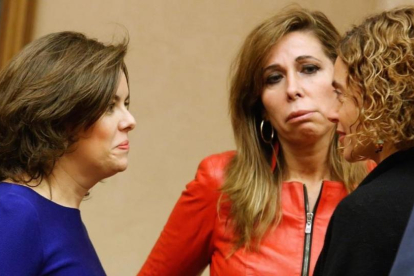 Alicia Sánchez Camacho conversa con Meritxell Batet (PSC) y la vicepresidenta, Soraya Sáenz de Santamaría en el Congreso.-JUAN MANUEL PRATS
