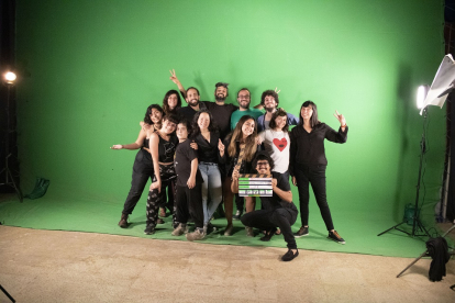Rodrigo Tamariz (en el centro, con camiseta verde) posa con los alumnos de la primera promoción de Videomapping de la Escuela Internacional de Cine de Cuba. - E.M.