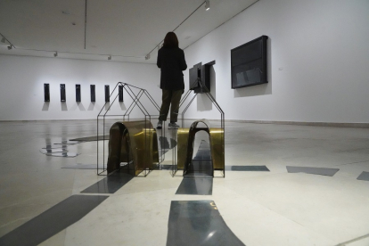 Una mujer contempla una obra de Ángel Bados junto a una obra de Eva Lootz. | ICAL