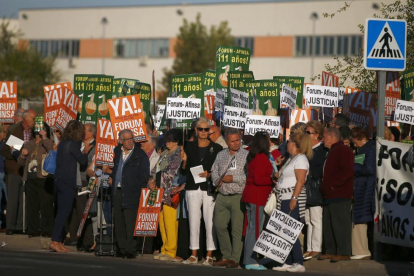 Un grupo de manifestantes protestan por la estafa del Fórum Filatélico, durante el procedimiento judicial iniciado en septiembre de 2017.-EL MUNDO