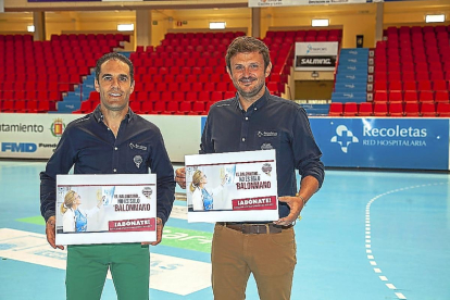 Mario Arranz y Enrique López posan con los carteles de la campaña de abonados.-EL MUNDO