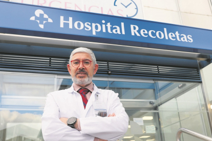 El cirujano Baltasar Pérez Saborido en la puerta del Hospital Campo Grande de Valladolid. PHOTOGENIC