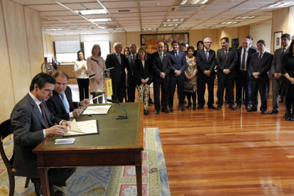 El ministro de Industria, Energía y Turismo, José Manuel Soria, durante la firma de un convenio entre Paradores y Ciudades Patrimonio de la Humanidad para el fomento de turismo cultural-Ical