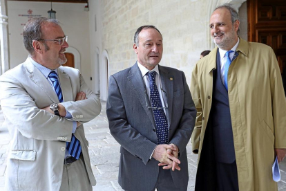 El consejero, ayer en un acto con el rector de la UVA, Daniel Miguel, y el decano de Derecho, Juan María Bilbao.-ICAL